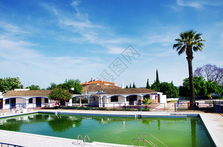 葡萄牙阿尔加夫的花园和清泉水池屋建筑学采取图片