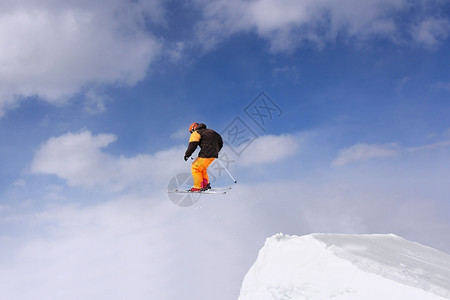 冬季雪山跳跃的滑雪者图片