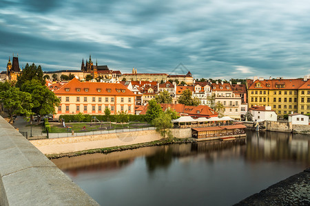 镇从查尔斯桥的清晨能看到布拉格城堡场景哥特图片