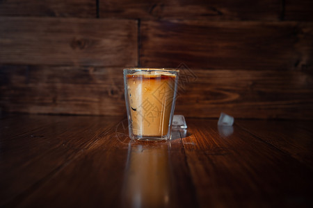 冷冻冰咖啡加块在桌边的咖啡加块糖浆餐厅图片