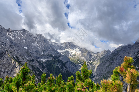 a显示Zugspitze的峰顶运动高山美丽的图片