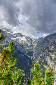 巴伐利亚山顶的峰值楚格谷绿色图片