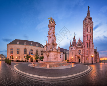 暮清晨圣马提亚斯教堂和三一广场全景匈牙利布达佩斯尖顶图片