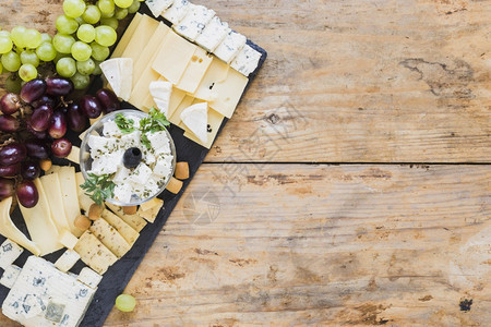晚餐木制的高清晰度照片黑白板餐桌上有葡萄的干酪优质照片高品高纯度照片午餐图片