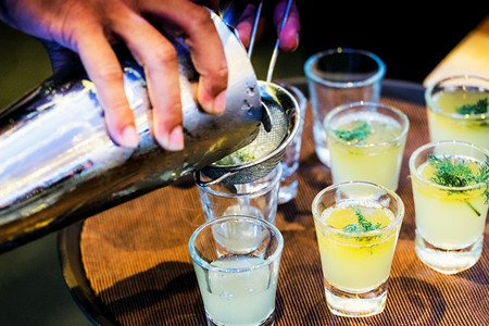 瓶子墨西哥人在酒吧柜台做鸡尾伏特加或杜松子酒寒冷的图片