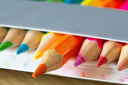 白色的棍子纸盒灰中的彩色铅笔虹橙铅笔突出宏观学校或办公用品背景纸盒灰色中的彩铅笔学校或办公用品棕色的图片