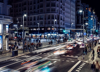 优质的暮西班牙马德里市中心GranVia街繁忙行人和车辆交通的高清晰视角夜间空时过汽车图片