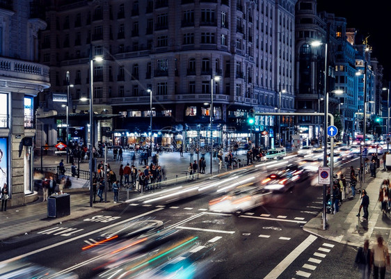 优质的暮西班牙马德里市中心GranVia街繁忙行人和车辆交通的高清晰视角夜间空时过汽车图片