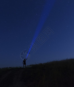 人类在恒星上的轮廓他将一线光照向黑暗的蓝人类在际下的轮影人类想猜测看星时的情景美丽星男人图片