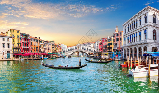 日落水老的威尼斯大运河意利里亚托桥和船夫的景色威尼斯大运河意利里亚托桥和船夫的景色图片