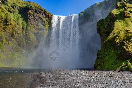 级联假期悬崖美丽的瀑布Skogafos冰岛著名的自然里程碑图片