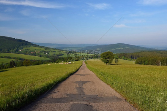 天空环境捷克白喀尔巴阡山脉欧洲夏季的山区美丽景色阳光图片