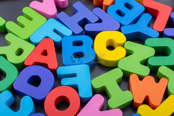 孩子五颜六色的字母由木头制成世界教育学图片