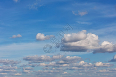 蓝色天空背景有白毛云的纹理漂浮在天空中的微细行飘浮在天空高处浅白云以有序的线条飘浮在明亮的蓝天上色穿过春天图片