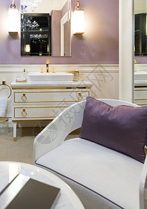 家美丽明亮的洗手间配有黄金白色和紫装饰品镜子金背景图片