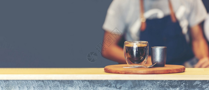 温暖的喝酒吧在意大利咖啡店厅里加牛奶的咖啡杯Cappuccucino紧握着咖啡馆的手机为客户自助餐厅制作棕色拿铁艺术图片