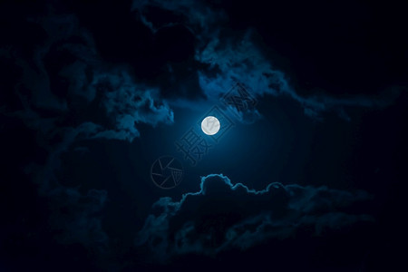 自然明亮的云间夜空满月云间夜空的满月图片