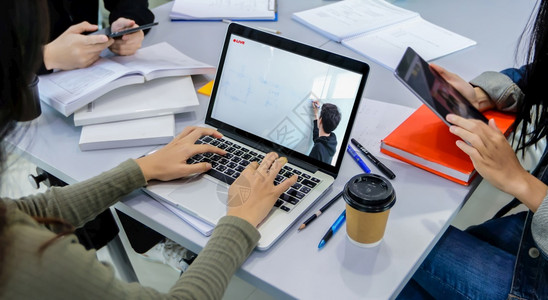 亚洲学生使用笔记本电脑和平板在科罗纳流行和家中隔离期间在里工作并上线求学女士互联网距离图片