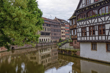 具有运河的小法国历史第25区斯特拉堡法国运河位于皮地斯特拉堡建造历史城市景观图片