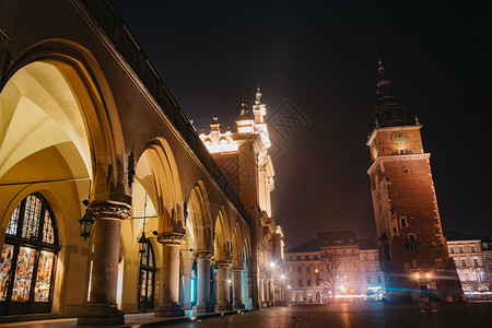 波兰克拉科夫市政大厦著名历史建筑之夜黄昏一幕旅游历史的顺心图片