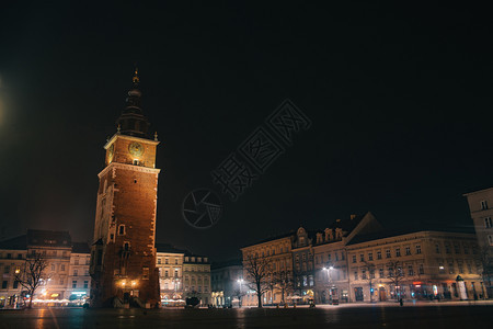 蓝色的街道波兰克拉科夫市政大厦著名历史建筑之夜黄昏一幕抛光图片