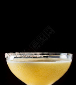 周年纪念日深色石头背景中的豪华鸡尾酒配有柠檬和龙舌兰酒酸橙结石图片
