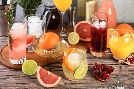 酒鬼各种柑橘水果的金银制饮料和鸡尾酒冰派对图片