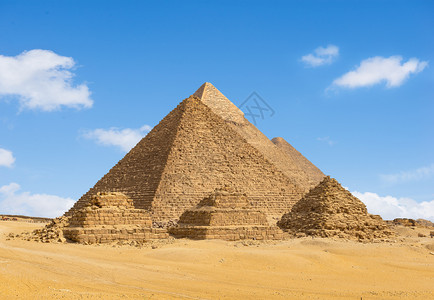 埃及金字塔位于吉萨沙漠的一连串过去著名历史图片