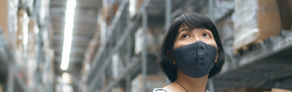横幅架子关心年轻女买家身戴保护面罩以防止在亚裔妇女商店购物时出现共食19岁同时寻找商场货架上的房子家具流行冠状班纳图片