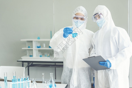 男人生物学药实验室Civite疫苗中的2个研究化学管实验生物技术抗体样本与共生19的科学家协商在化实验室进行分析a在实验室进行生图片