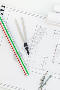 屋建筑平板项目计划和办公室用品蓝图装饰白桌工作空间的办公用品配有观察工具和设备背景复制空间概念建筑平板项目计划和办公用品带有Sw图片