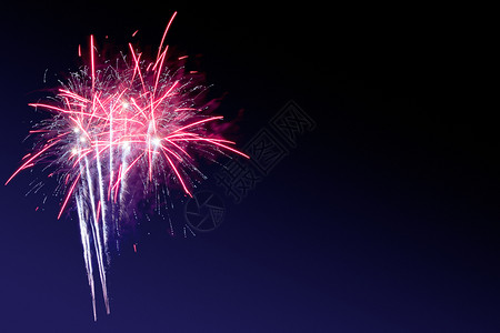 黑暗背景的烟花抽象摘要在夜空新年庆祝节天空上进行彩色烟花在黑背景和免费文本空间下制作黑背景的烟花假期橙十二月图片