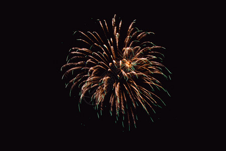 七月黑暗背景的烟花抽象摘要在夜空新年庆祝节天空上进行彩色烟花在黑背景和免费文本空间下制作黑背景的烟花金抽图片