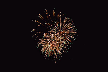 晚上明亮的黑暗背景烟花抽象摘要在夜空新年庆祝节天空上进行彩色烟花在黑背景和免费文本空间下制作黑背景的烟花城市图片
