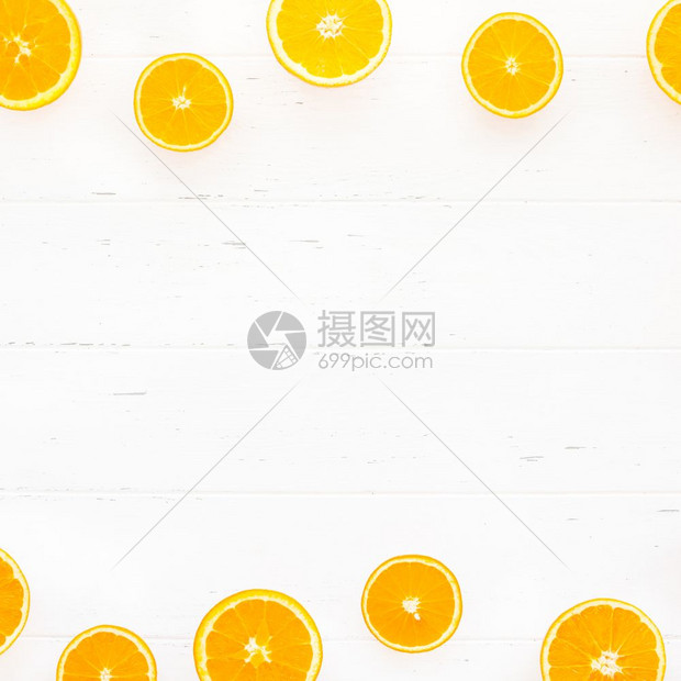 创用CCBYNCND2创用意扫描景色平板展示白木桌背景的新鲜橙子水果切片复制空间为博客或食谱书的最小夏季新鲜柑橘风格躺着排毒白色图片