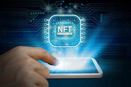 消息使用智能手机的商人投资并支付独特的或艺术收藏品NFT非可替代象征物概念密码学标识符图片