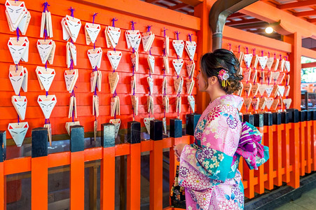 文化裙子2017年月日在本京都FushimiInari神社参观美容的亚裔妇女穿着日式传统和服摆姿势图片