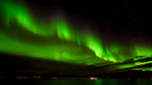风反射在挪威特罗姆索的天空中一片美丽的绿色北极光或现象图片