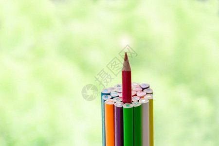 领导素描特别的未结彩色铅笔高于其他成功和就概念的优度水平图片