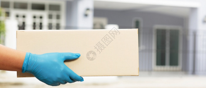 包装运输持有盒箱的雇员将产品送至客户家用商业图片
