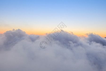 宁静多云的高山彩外观者森林图片