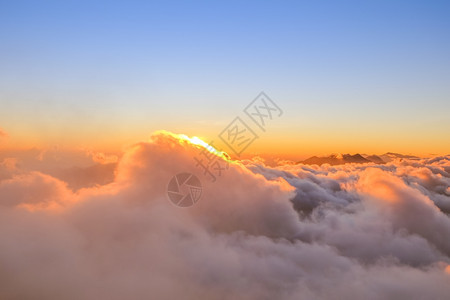 高山云彩的外观者景太阳光日出图片