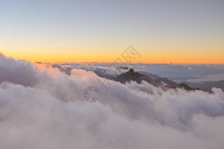 高山云彩的外观者空气天线太阳光图片