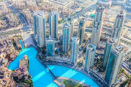 哈利法水新的从世界最高塔台BurjKhalifa看到迪拜图片