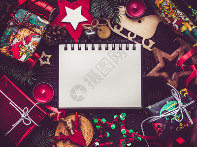 家庭圣诞快乐和新年带圣诞装饰的美丽卡片从上面看特写平铺祝贺爱人家亲戚朋友和同事圣诞快乐新年美卡片圣诞快乐新年漂亮卡片黑色的布局图片