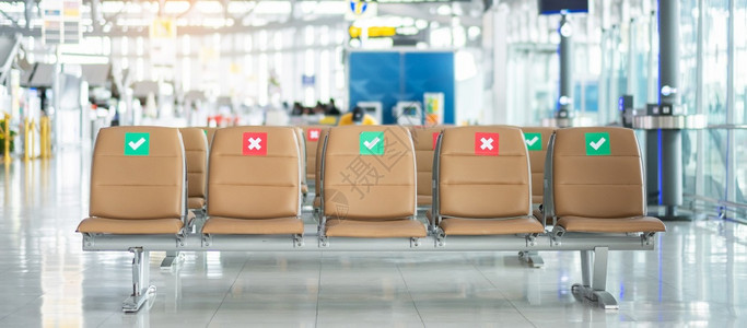 旅行保护科罗纳疾Covid19感染在国际机场新常态和社会动荡概念中的椅子上贴有符号标签新的正常状态和社交不协调概念安全疏远图片