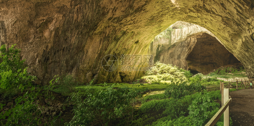 悬崖小路保加利亚德维塔基村和奥萨姆河附近德维塔什卡洞穴内的全景保加利亚德维塔什卡洞穴自然图片