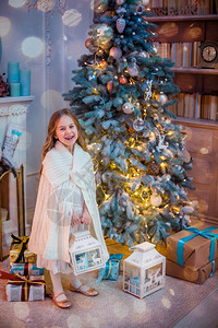 圣诞树旁的可爱小女孩图片