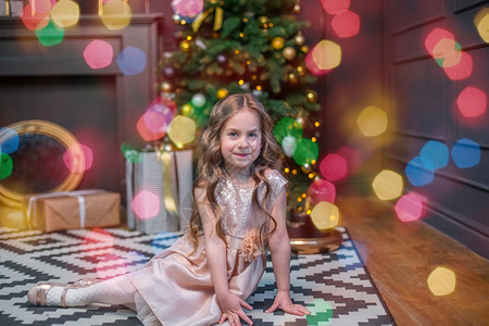 圣诞树下的小女孩图片