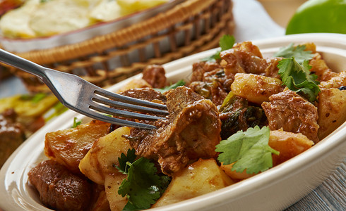美食辛辣的塞尔维亚古拉什帕普里卡巴尔干烹饪传统菜类有洋葱橄榄油羊羔海湾叶番茄酱水辣椒红热的图片